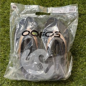 BNWT Oofos women’s size 9 flip flops
